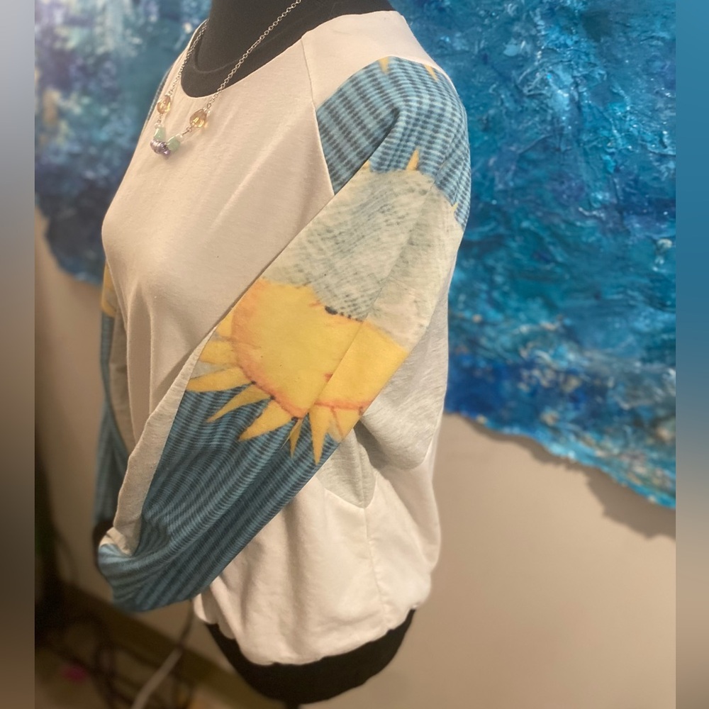 Sun pattern pullover - Picture 1 of 6